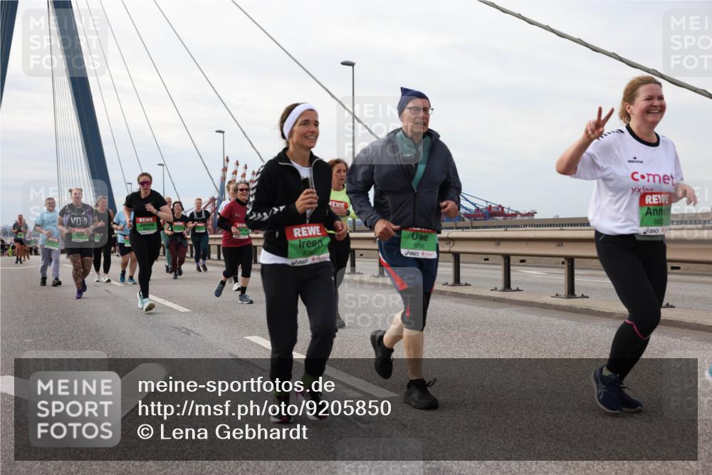 03.10.2025 - Köhlbrandbrückenlauf Lena Gebhardt http://msf.ph/oto/9205850 03.10.2025 16:02:48 Position 2 8768, 8602 meine-sportfotos.de