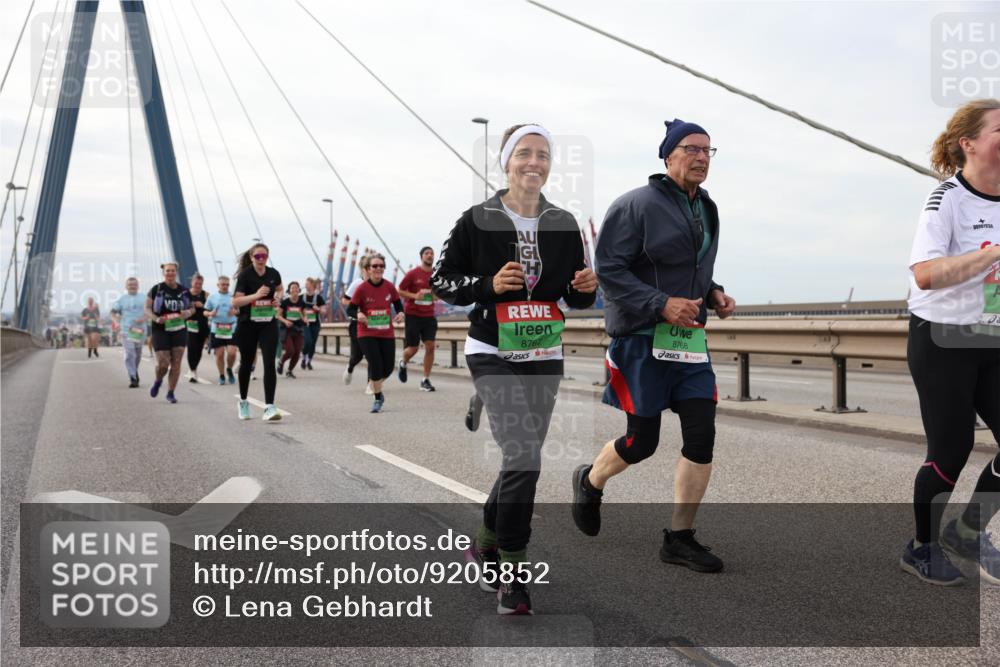 03.10.2025 - Köhlbrandbrückenlauf Lena Gebhardt http://msf.ph/oto/9205852 03.10.2025 16:02:48 Position 2 8767, 8768 meine-sportfotos.de