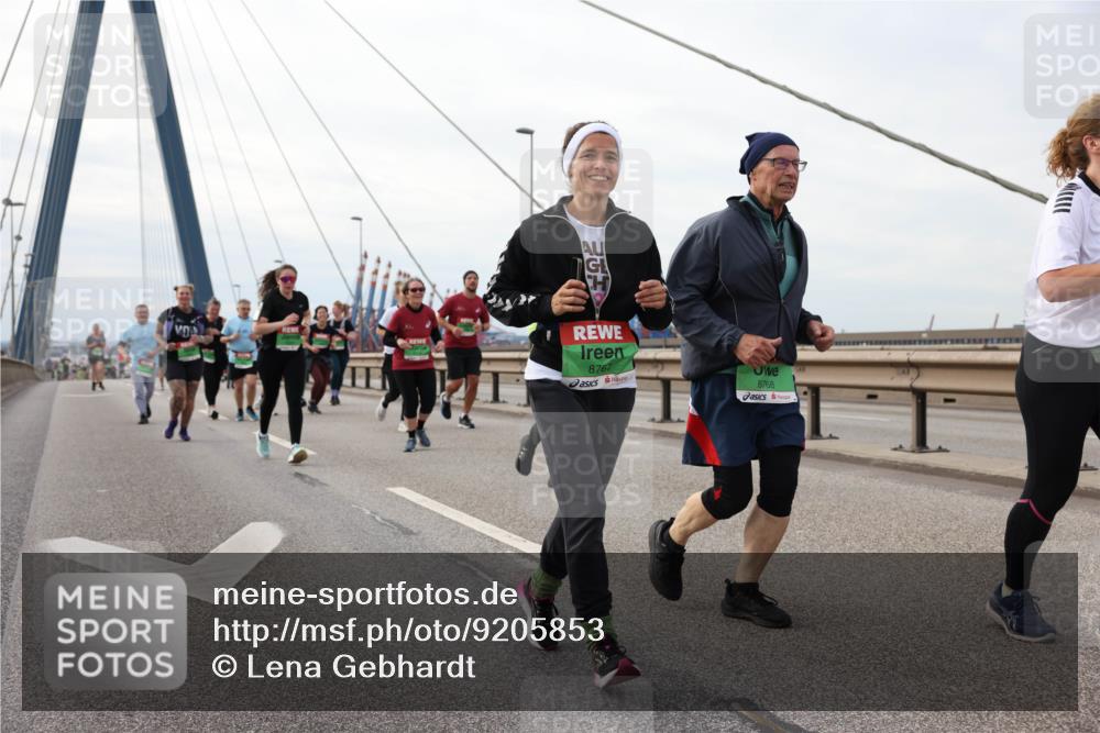 03.10.2025 - Köhlbrandbrückenlauf Lena Gebhardt http://msf.ph/oto/9205853 03.10.2025 16:02:48 Position 2 8767, 8768 meine-sportfotos.de