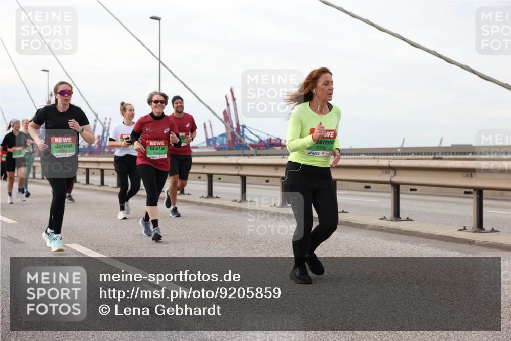 03.10.2025 - Köhlbrandbrückenlauf Lena Gebhardt http://msf.ph/oto/9205859 03.10.2025 16:02:49 Position 2 8564, 8108, 8376 meine-sportfotos.de