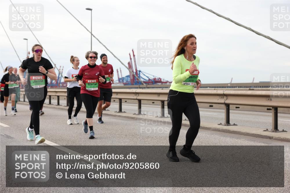 03.10.2025 - Köhlbrandbrückenlauf Lena Gebhardt http://msf.ph/oto/9205860 03.10.2025 16:02:49 Position 2 8564, 8108, 8376 meine-sportfotos.de