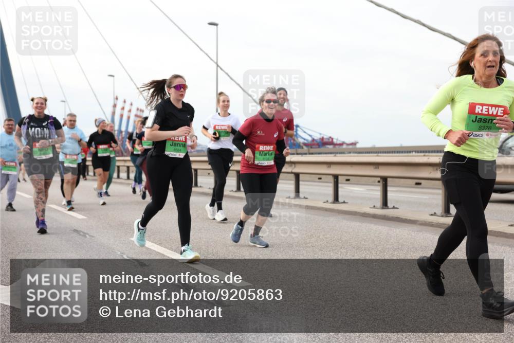 03.10.2025 - Köhlbrandbrückenlauf Lena Gebhardt http://msf.ph/oto/9205863 03.10.2025 16:02:50 Position 2 8564, 8376 meine-sportfotos.de