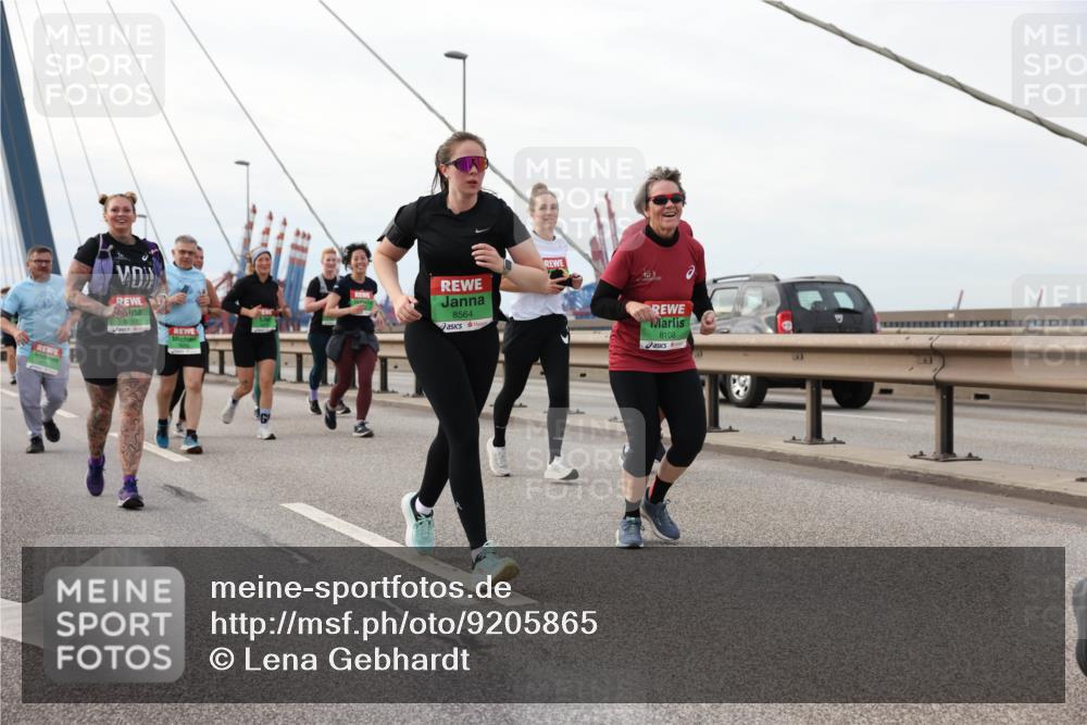 03.10.2025 - Köhlbrandbrückenlauf Lena Gebhardt http://msf.ph/oto/9205865 03.10.2025 16:02:50 Position 2 8564, 8108 meine-sportfotos.de