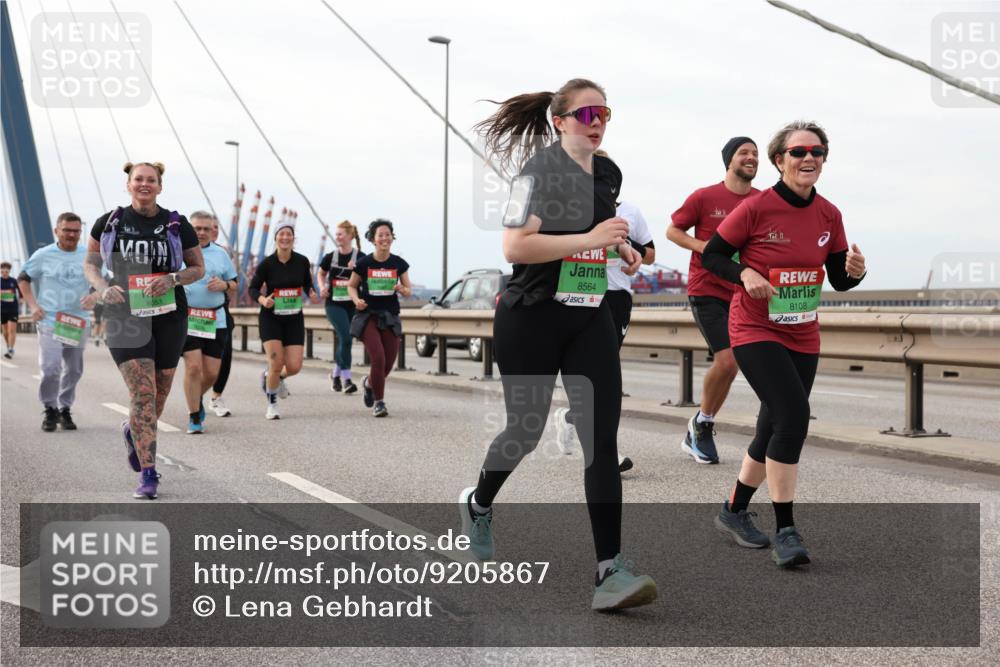 03.10.2025 - Köhlbrandbrückenlauf Lena Gebhardt http://msf.ph/oto/9205867 03.10.2025 16:02:51 Position 2 8053, 8564, 8108 meine-sportfotos.de