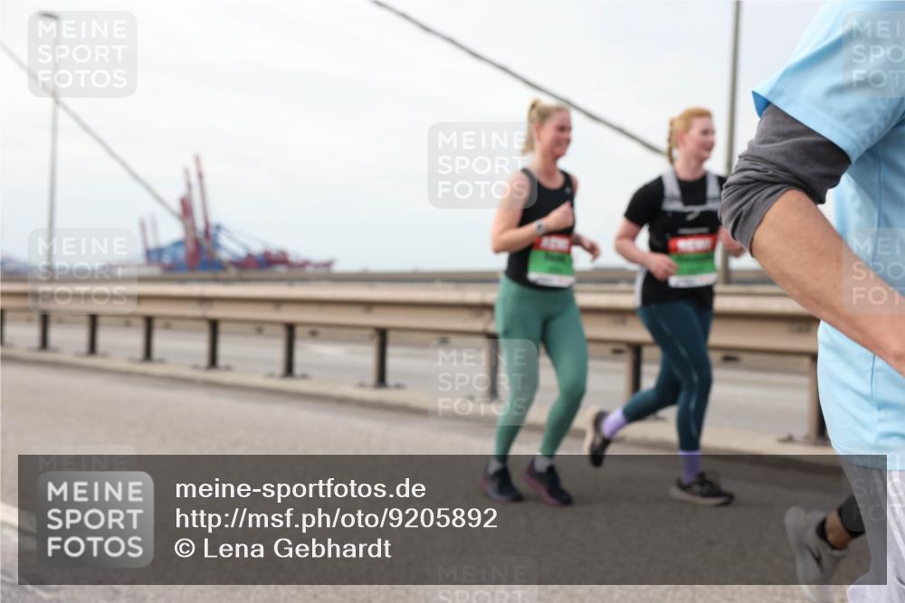 03.10.2025 - Köhlbrandbrückenlauf Lena Gebhardt http://msf.ph/oto/9205892 03.10.2025 16:02:55 Position 2  meine-sportfotos.de
