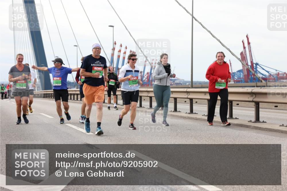 03.10.2025 - Köhlbrandbrückenlauf Lena Gebhardt http://msf.ph/oto/9205902 03.10.2025 16:02:57 Position 2 9214, 8608 meine-sportfotos.de