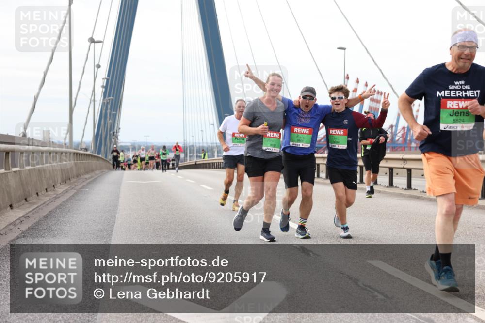 03.10.2025 - Köhlbrandbrückenlauf Lena Gebhardt http://msf.ph/oto/9205917 03.10.2025 16:02:58 Position 2 9694, 9693, 9692, 8624 meine-sportfotos.de