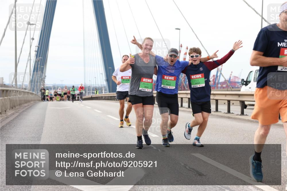 03.10.2025 - Köhlbrandbrückenlauf Lena Gebhardt http://msf.ph/oto/9205921 03.10.2025 16:02:59 Position 2 9692, 9693, 9694 meine-sportfotos.de
