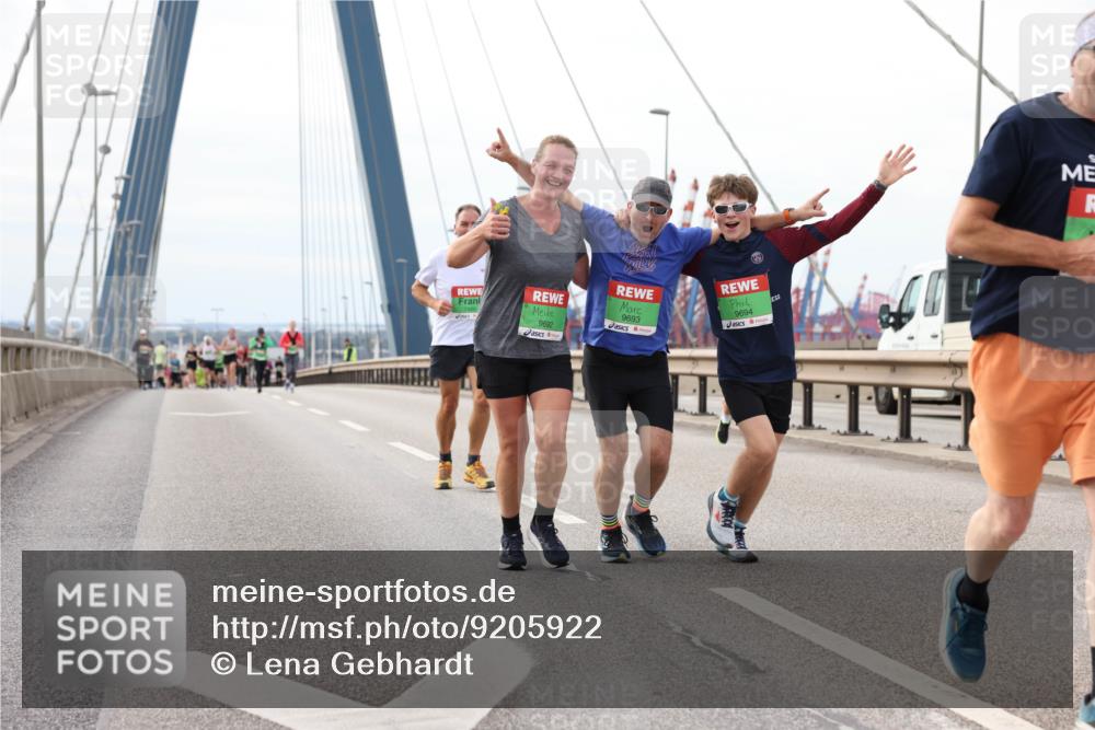 03.10.2025 - Köhlbrandbrückenlauf Lena Gebhardt http://msf.ph/oto/9205922 03.10.2025 16:02:59 Position 2 9693, 9694, 9692 meine-sportfotos.de