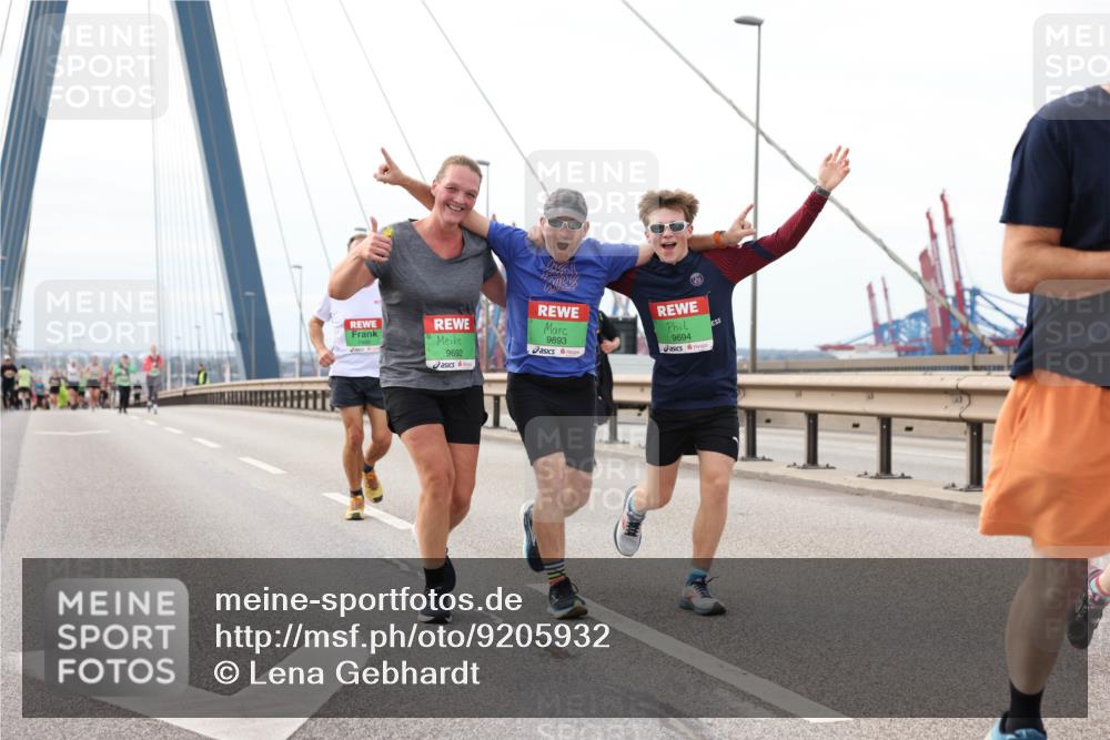 03.10.2025 - Köhlbrandbrückenlauf Lena Gebhardt http://msf.ph/oto/9205932 03.10.2025 16:03:00 Position 2 9694, 9693, 9692 meine-sportfotos.de