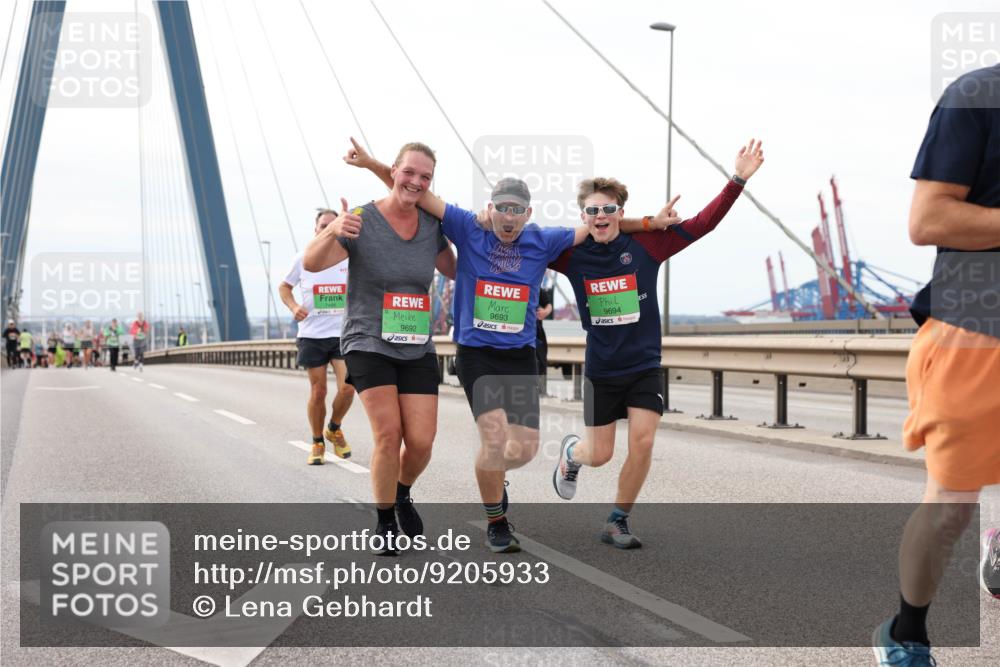 03.10.2025 - Köhlbrandbrückenlauf Lena Gebhardt http://msf.ph/oto/9205933 03.10.2025 16:03:00 Position 2 9692, 9693, 9694 meine-sportfotos.de