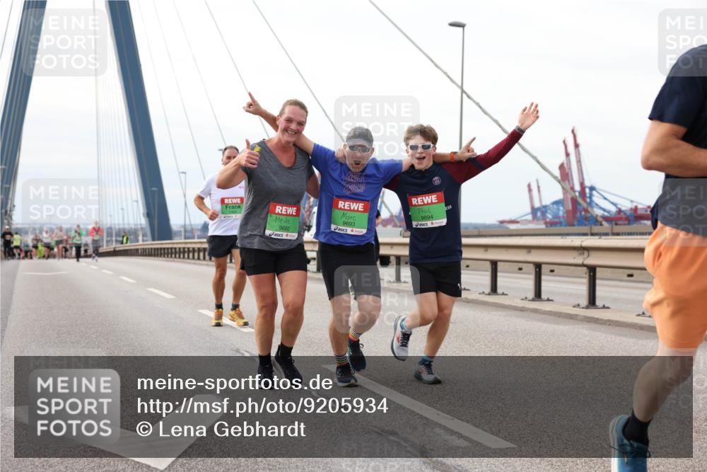 03.10.2025 - Köhlbrandbrückenlauf Lena Gebhardt http://msf.ph/oto/9205934 03.10.2025 16:03:00 Position 2 9692, 9693, 9694 meine-sportfotos.de