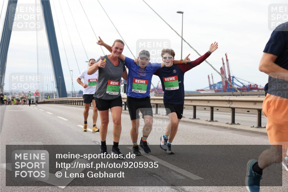 03.10.2025 - Köhlbrandbrückenlauf Lena Gebhardt http://msf.ph/oto/9205935 03.10.2025 16:03:00 Position 2 9692, 9693, 9694 meine-sportfotos.de