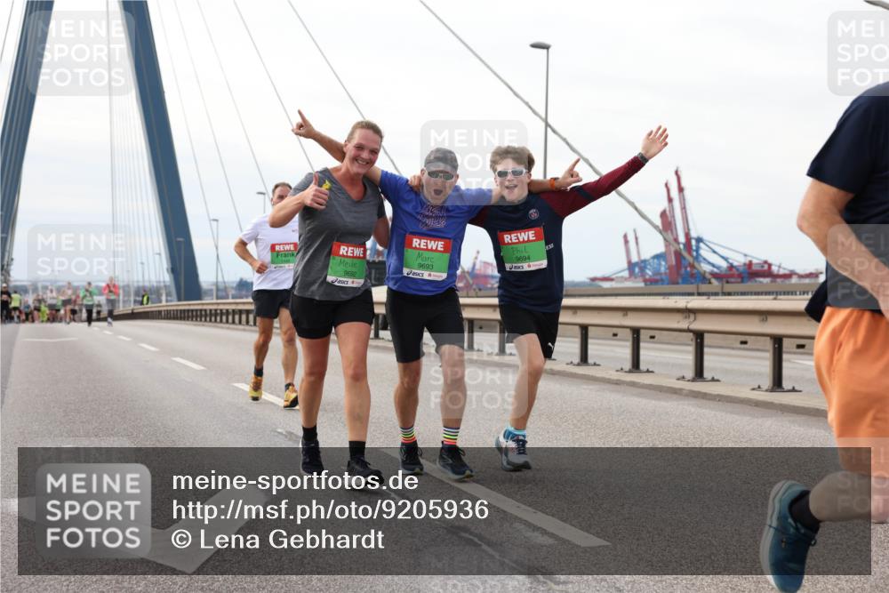 03.10.2025 - Köhlbrandbrückenlauf Lena Gebhardt http://msf.ph/oto/9205936 03.10.2025 16:03:00 Position 2 9692, 9693, 9694 meine-sportfotos.de