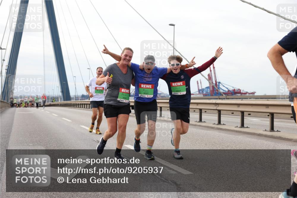 03.10.2025 - Köhlbrandbrückenlauf Lena Gebhardt http://msf.ph/oto/9205937 03.10.2025 16:03:00 Position 2 9692, 9693, 9694 meine-sportfotos.de