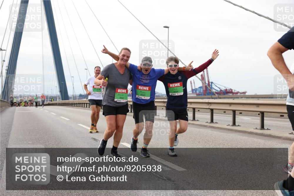 03.10.2025 - Köhlbrandbrückenlauf Lena Gebhardt http://msf.ph/oto/9205938 03.10.2025 16:03:00 Position 2 9692, 9693, 9694 meine-sportfotos.de