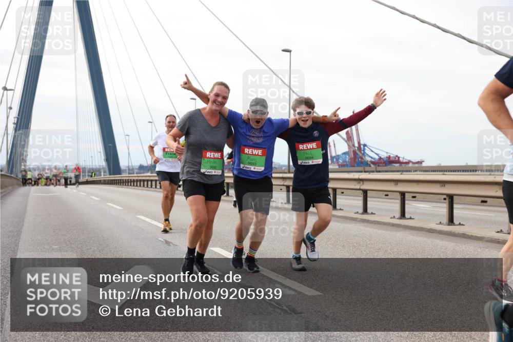 03.10.2025 - Köhlbrandbrückenlauf Lena Gebhardt http://msf.ph/oto/9205939 03.10.2025 16:03:00 Position 2 9692, 9693, 9694 meine-sportfotos.de