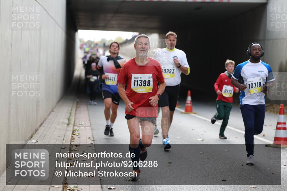 05.10.2025 - 20. swb-Marathon Bremen Michael Strokosch http://msf.ph/oto/9206286 05.10.2025 10:47:46 Laufen 11411, 11398, 10993, 9172, 10719 meine-sportfotos.de