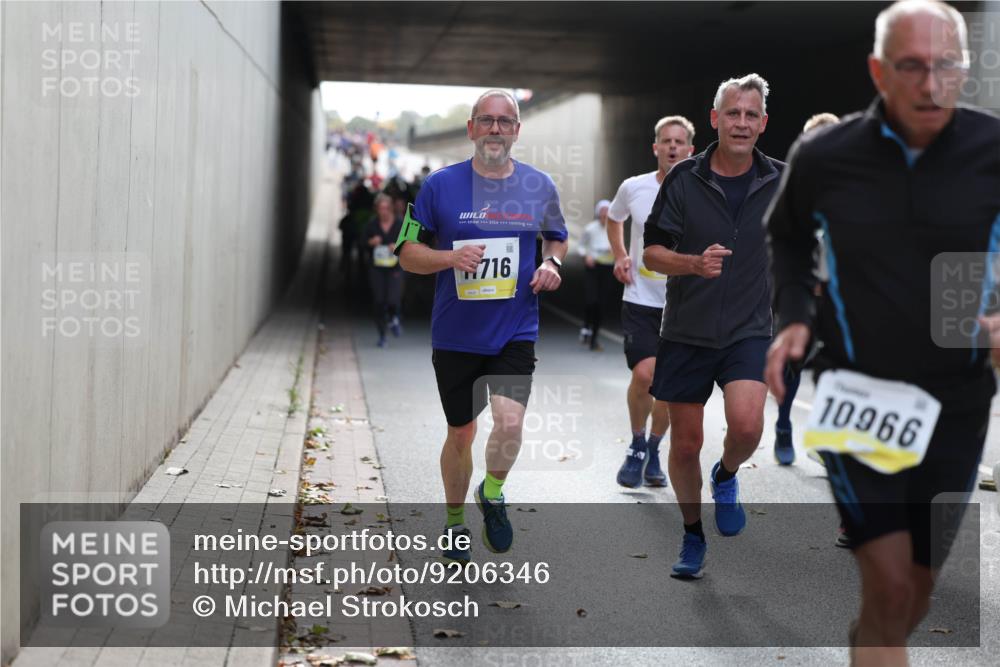 05.10.2025 - 20. swb-Marathon Bremen Michael Strokosch http://msf.ph/oto/9206346 05.10.2025 10:48:12 Laufen 716, 10966 meine-sportfotos.de