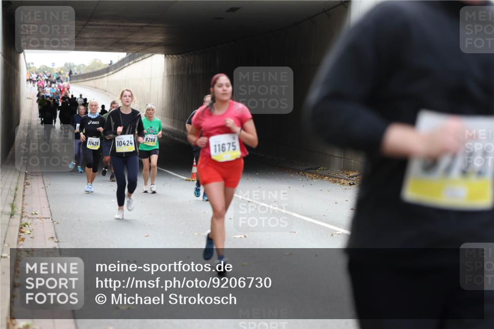 05.10.2025 - 20. swb-Marathon Bremen Michael Strokosch http://msf.ph/oto/9206730 05.10.2025 10:51:03 Laufen 11426, 10424, 9266, 11675 meine-sportfotos.de