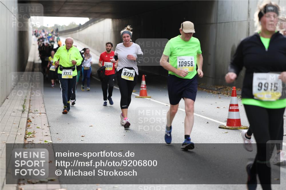 05.10.2025 - 20. swb-Marathon Bremen Michael Strokosch http://msf.ph/oto/9206800 05.10.2025 10:58:18 Laufen 7777, 11609, 9771, 10956, 9915 meine-sportfotos.de