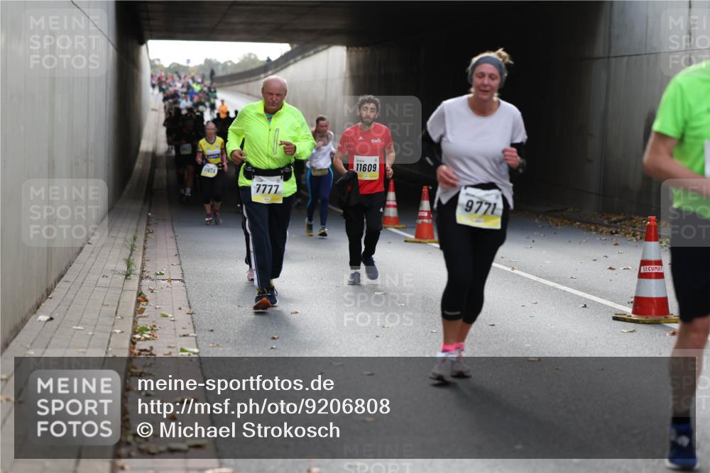 05.10.2025 - 20. swb-Marathon Bremen Michael Strokosch http://msf.ph/oto/9206808 05.10.2025 10:58:20 Laufen 11656, 7777, 11609, 9771 meine-sportfotos.de
