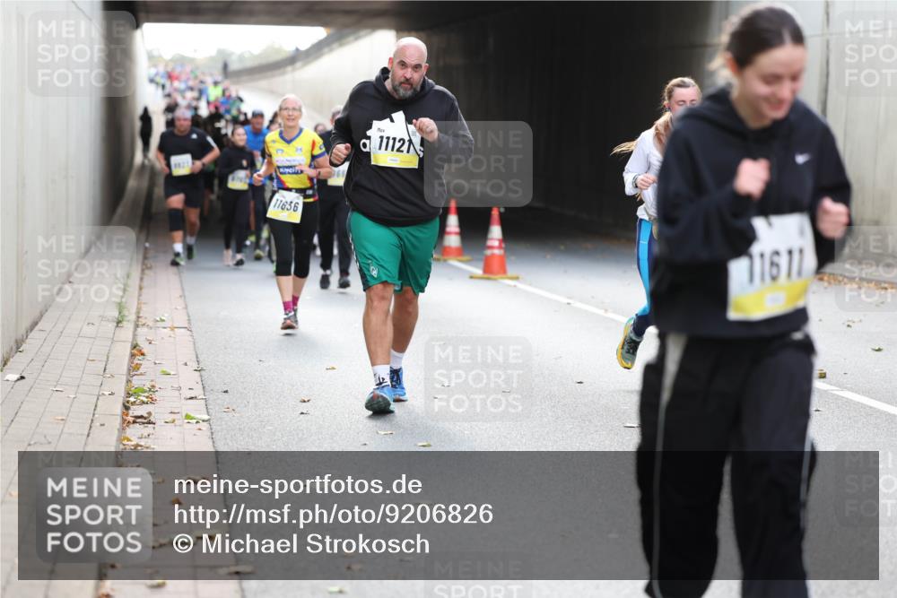 05.10.2025 - 20. swb-Marathon Bremen Michael Strokosch http://msf.ph/oto/9206826 05.10.2025 10:58:25 Laufen 11636, 966, 11121, 11611 meine-sportfotos.de