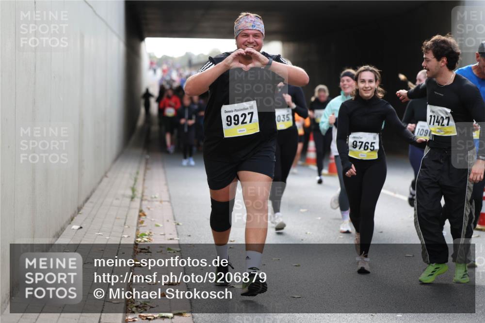 05.10.2025 - 20. swb-Marathon Bremen Michael Strokosch http://msf.ph/oto/9206879 05.10.2025 10:58:32 Laufen 9927, 035, 9765, 109, 11427 meine-sportfotos.de
