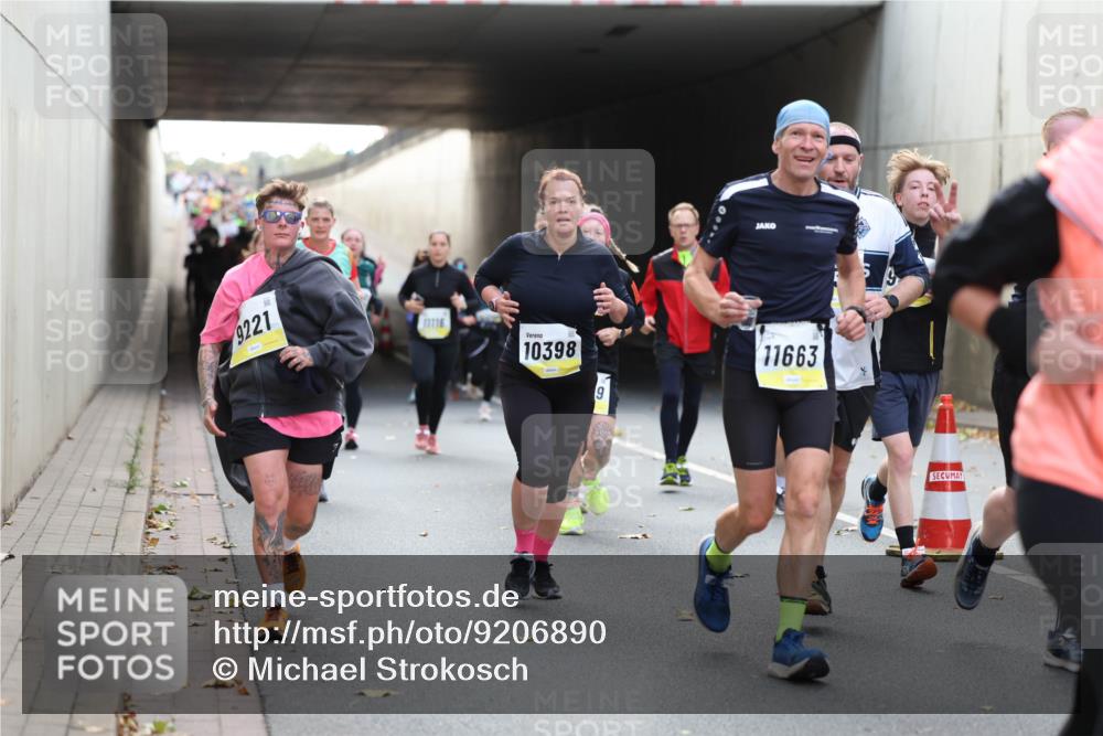 05.10.2025 - 20. swb-Marathon Bremen Michael Strokosch http://msf.ph/oto/9206890 05.10.2025 10:52:01 Laufen 9221, 11116, 10398, 9, 11663 meine-sportfotos.de
