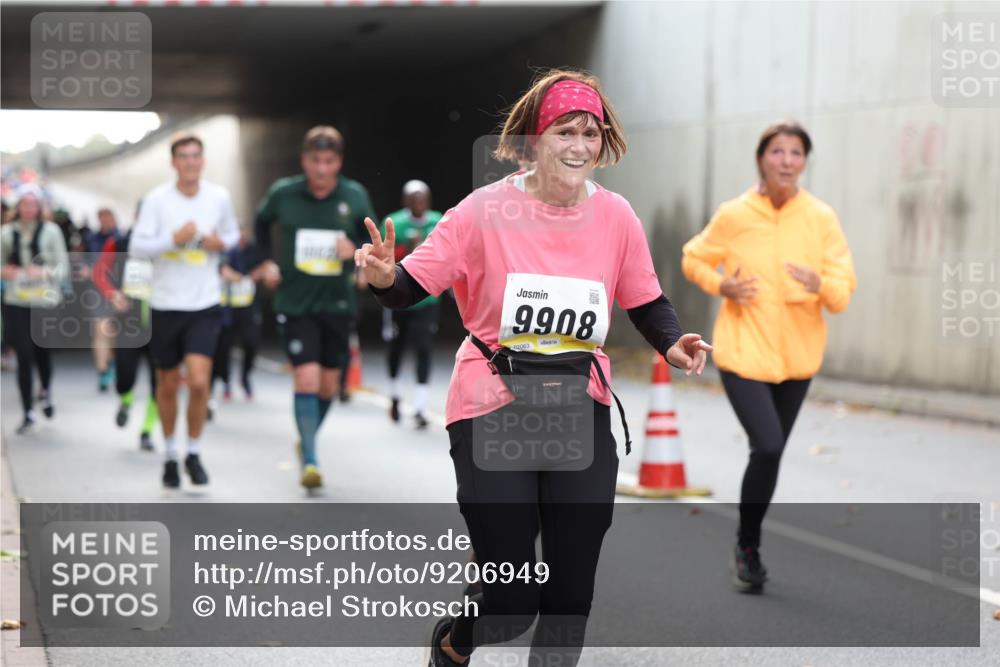 05.10.2025 - 20. swb-Marathon Bremen Michael Strokosch http://msf.ph/oto/9206949 05.10.2025 10:58:50 Laufen 9908, 02063 meine-sportfotos.de
