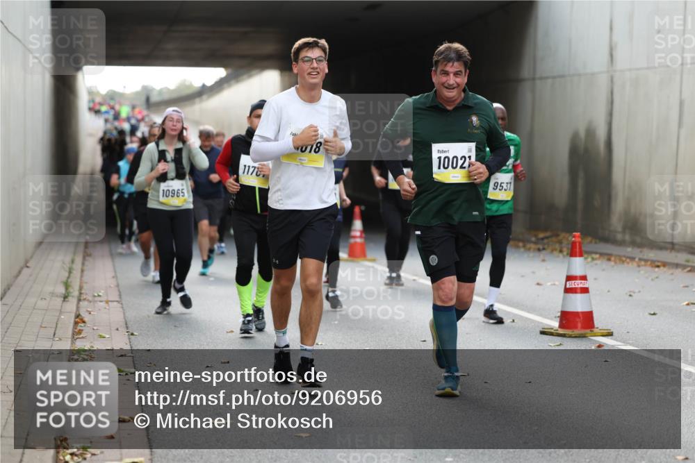 05.10.2025 - 20. swb-Marathon Bremen Michael Strokosch http://msf.ph/oto/9206956 05.10.2025 10:58:51 Laufen 10965, 1176, 18, 1002, 9531 meine-sportfotos.de