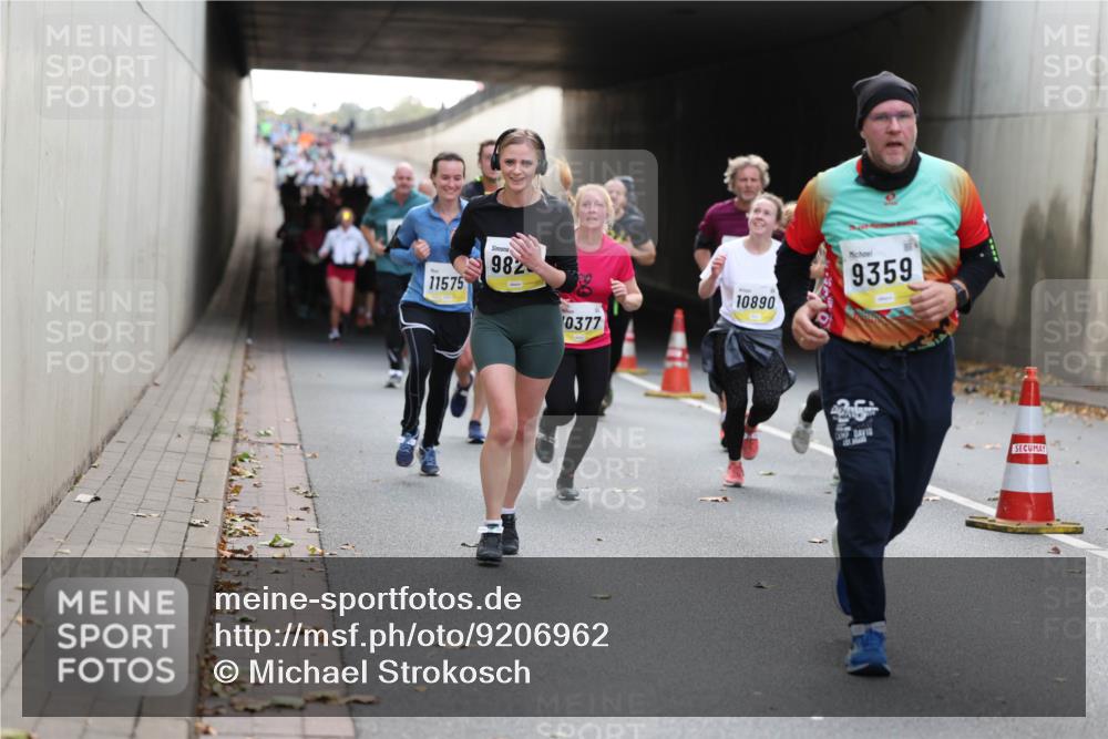 05.10.2025 - 20. swb-Marathon Bremen Michael Strokosch http://msf.ph/oto/9206962 05.10.2025 10:52:22 Laufen 11575, 982, 0377, 10890, 9359 meine-sportfotos.de