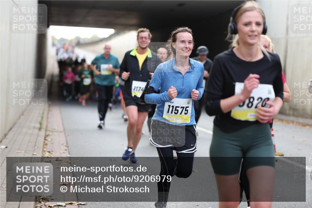 05.10.2025 - 20. swb-Marathon Bremen Michael Strokosch http://msf.ph/oto/9206979 05.10.2025 10:52:24 Laufen 1174, 11575, 02353, 826 meine-sportfotos.de
