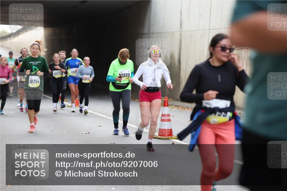 05.10.2025 - 20. swb-Marathon Bremen Michael Strokosch http://msf.ph/oto/9207006 05.10.2025 10:52:30 Laufen 148, 10754, 10975, 1102, 0988, 153 meine-sportfotos.de