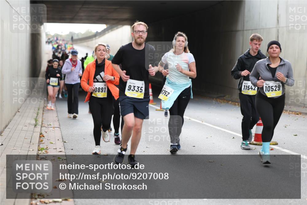 05.10.2025 - 20. swb-Marathon Bremen Michael Strokosch http://msf.ph/oto/9207008 05.10.2025 10:59:01 Laufen 210, 0891, 9335, 9752, 11542, 10529 meine-sportfotos.de