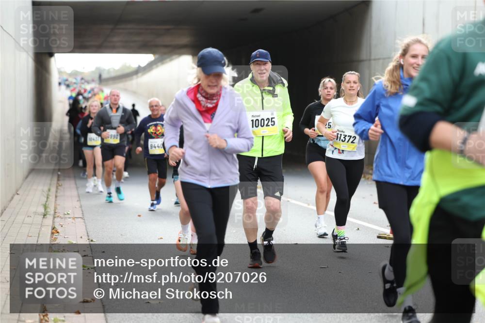 05.10.2025 - 20. swb-Marathon Bremen Michael Strokosch http://msf.ph/oto/9207026 05.10.2025 10:59:06 Laufen 990, 10437, 9440, 10025, 5, 11372 meine-sportfotos.de