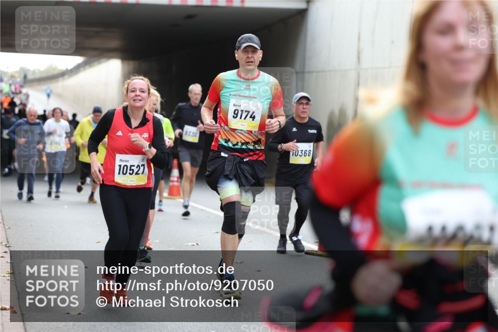 05.10.2025 - 20. swb-Marathon Bremen Michael Strokosch http://msf.ph/oto/9207050 05.10.2025 10:52:38 Laufen 4784, 9330, 10527, 20, 9174, 0368 meine-sportfotos.de