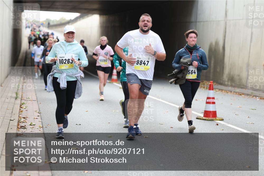 05.10.2025 - 20. swb-Marathon Bremen Michael Strokosch http://msf.ph/oto/9207121 05.10.2025 10:52:54 Laufen 10263, 10080, 9847, 564 meine-sportfotos.de