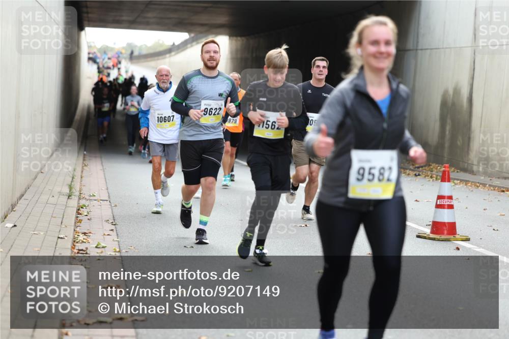 05.10.2025 - 20. swb-Marathon Bremen Michael Strokosch http://msf.ph/oto/9207149 05.10.2025 10:53:00 Laufen 10607, 9622, 979, 156, 05, 9582 meine-sportfotos.de