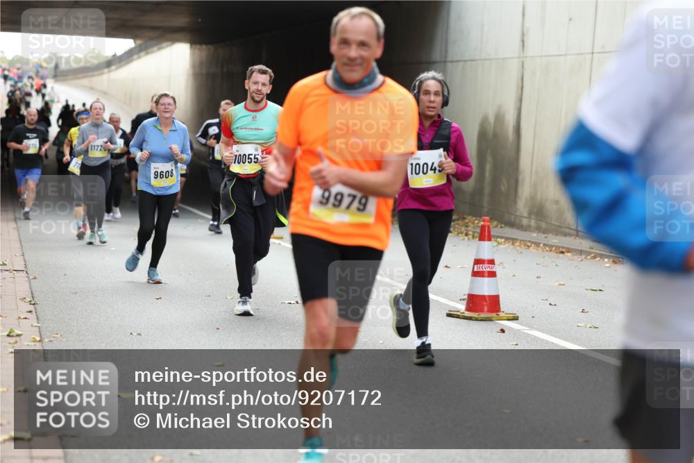 05.10.2025 - 20. swb-Marathon Bremen Michael Strokosch http://msf.ph/oto/9207172 05.10.2025 10:53:04 Laufen 70, 1172, 10055, 9608, 9979, 10043 meine-sportfotos.de