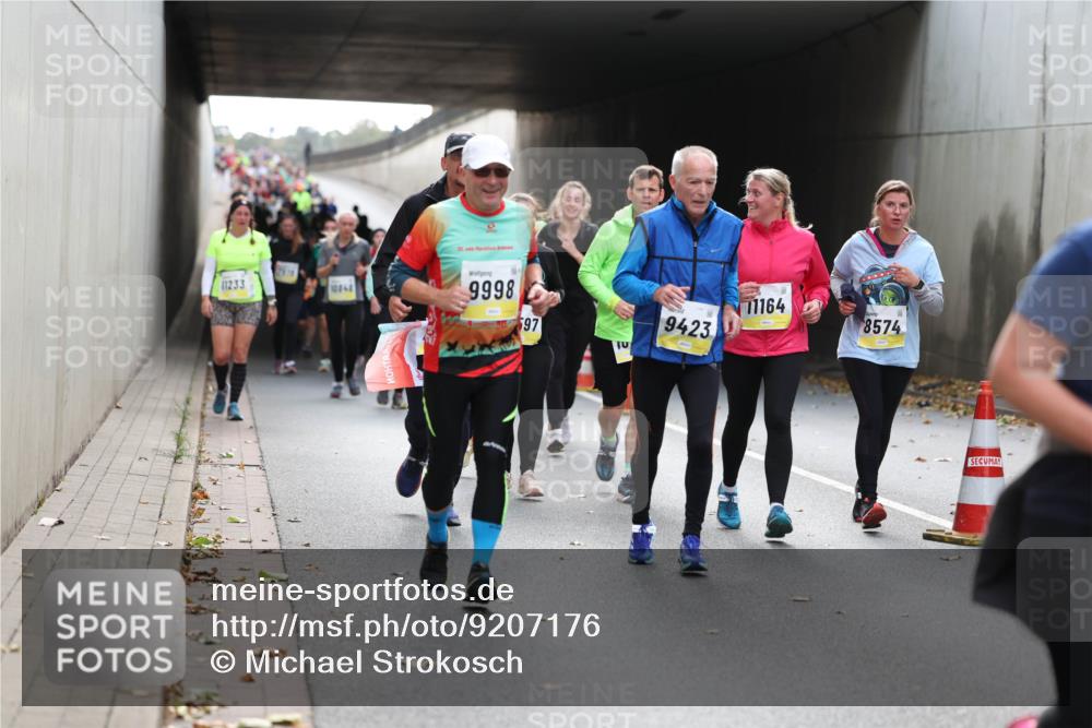 05.10.2025 - 20. swb-Marathon Bremen Michael Strokosch http://msf.ph/oto/9207176 05.10.2025 10:59:39 Laufen 11233, 10844, 20, 9998, 97, 11164, 9423, 8574 meine-sportfotos.de