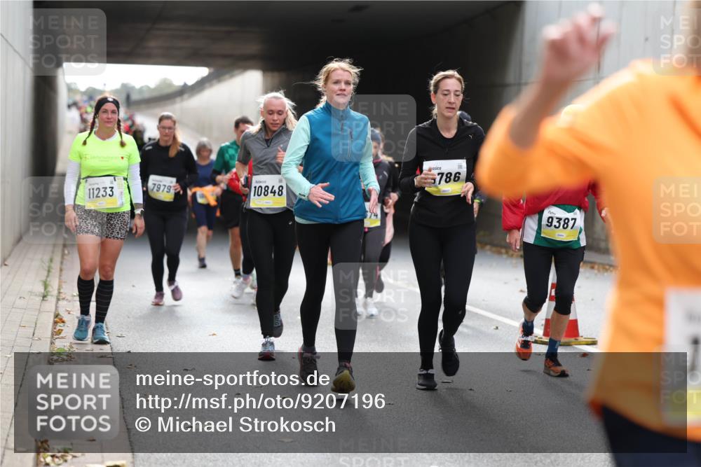 05.10.2025 - 20. swb-Marathon Bremen Michael Strokosch http://msf.ph/oto/9207196 05.10.2025 10:59:45 Laufen 11233, 7979, 10848, 574, 786, 9387 meine-sportfotos.de