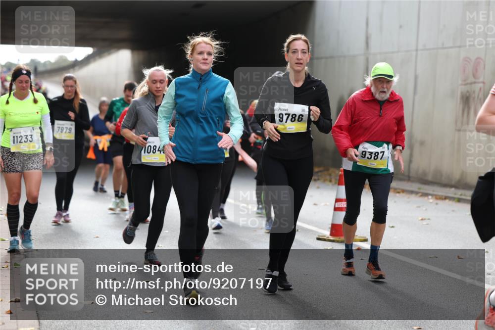 05.10.2025 - 20. swb-Marathon Bremen Michael Strokosch http://msf.ph/oto/9207197 05.10.2025 10:59:45 Laufen 11233, 7979, 1084, 9786, 9387 meine-sportfotos.de