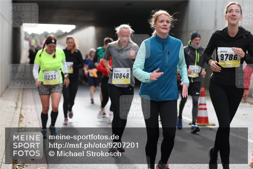 05.10.2025 - 20. swb-Marathon Bremen Michael Strokosch http://msf.ph/oto/9207201 05.10.2025 10:59:46 Laufen 11233, 10848, 523, 9786 meine-sportfotos.de