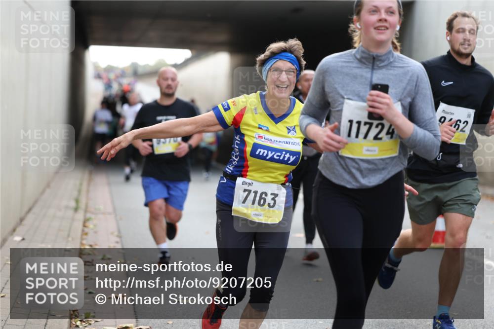 05.10.2025 - 20. swb-Marathon Bremen Michael Strokosch http://msf.ph/oto/9207205 05.10.2025 10:53:10 Laufen 8579, 11724, 7163, 9262 meine-sportfotos.de