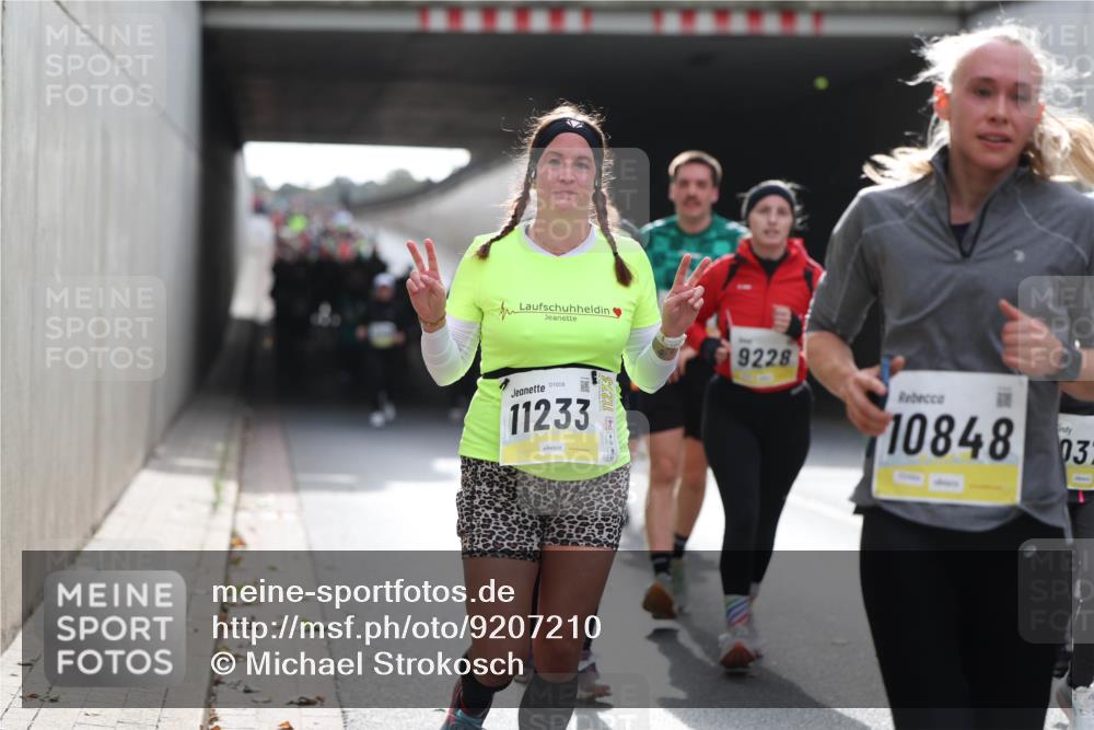 05.10.2025 - 20. swb-Marathon Bremen Michael Strokosch http://msf.ph/oto/9207210 05.10.2025 10:59:48 Laufen 11233, 1123, 9228, 10848, 37, 03 meine-sportfotos.de