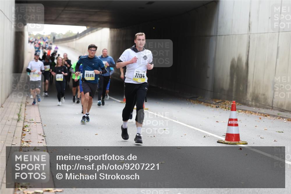 05.10.2025 - 20. swb-Marathon Bremen Michael Strokosch http://msf.ph/oto/9207221 05.10.2025 10:53:14 Laufen 8542, 8585, 11184 meine-sportfotos.de