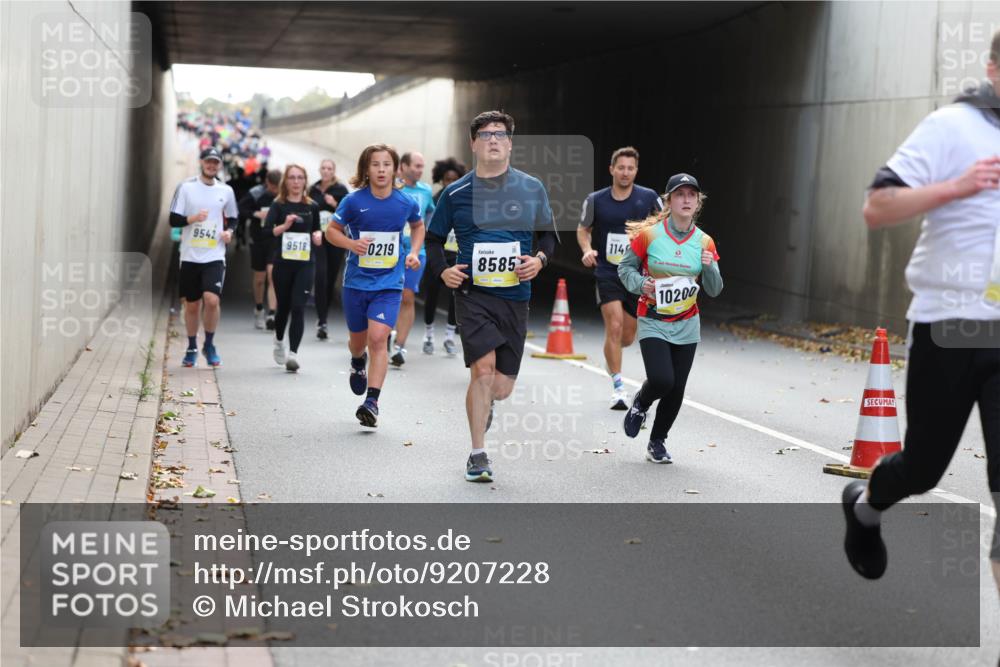 05.10.2025 - 20. swb-Marathon Bremen Michael Strokosch http://msf.ph/oto/9207228 05.10.2025 10:53:16 Laufen 9542, 9518, 0219, 8585, 114, 10200 meine-sportfotos.de