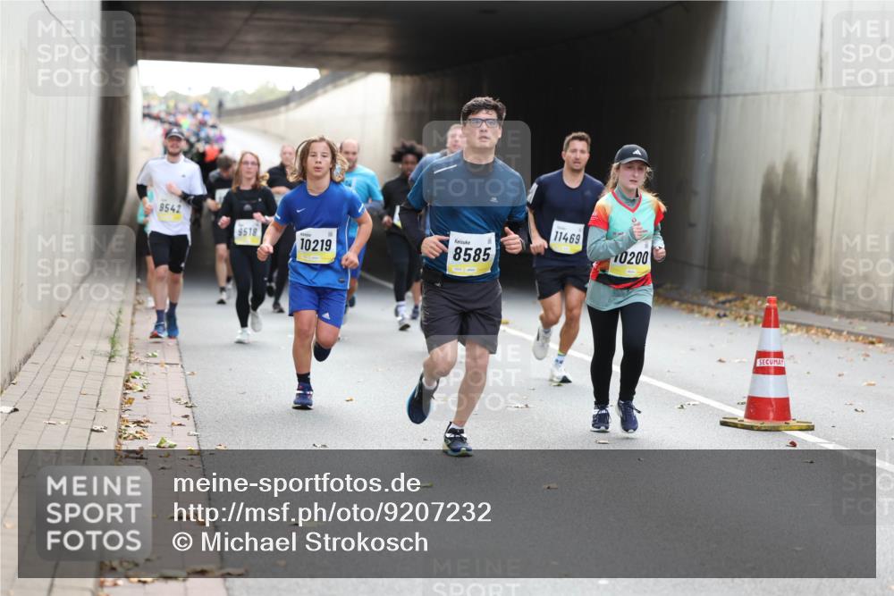 05.10.2025 - 20. swb-Marathon Bremen Michael Strokosch http://msf.ph/oto/9207232 05.10.2025 10:53:16 Laufen 9542, 8585, 11469, 9518, 10219, 0200 meine-sportfotos.de