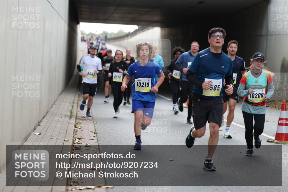 05.10.2025 - 20. swb-Marathon Bremen Michael Strokosch http://msf.ph/oto/9207234 05.10.2025 10:53:17 Laufen 9542, 9518, 10219, 8913, 585, 20, 10200 meine-sportfotos.de